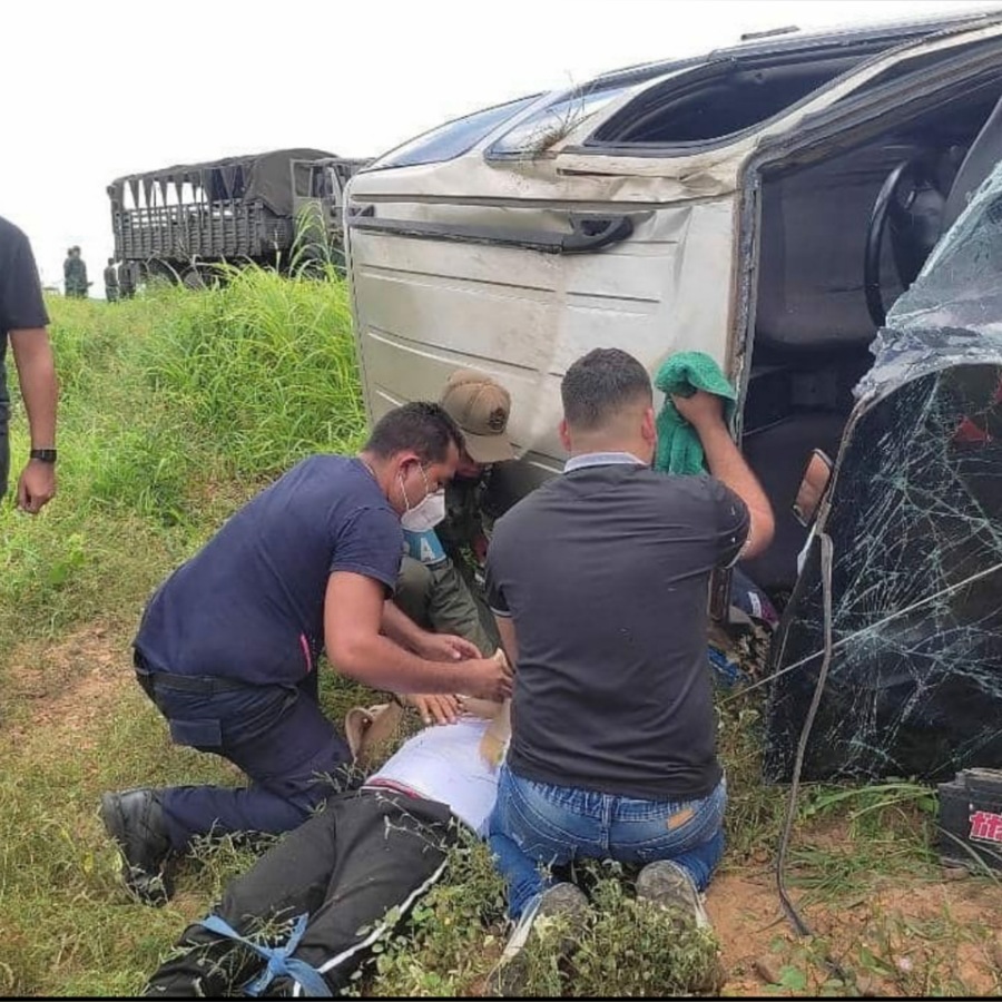 [:es]Un herido al voltearse camioneta en el sector El Brujo[:]