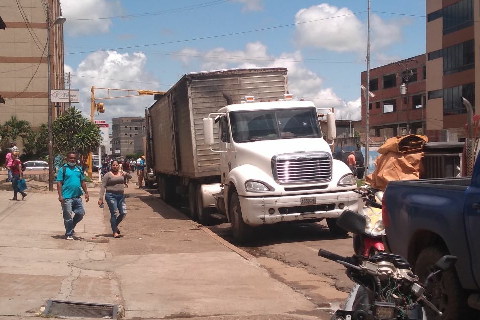 [:es]Tráfico pesado contribuye al deterioro de la avenida Rómulo Gallegos[:]