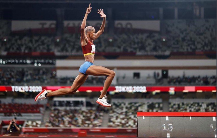 [:es]Yulimar Rojas alcanza el oro en competencia de salto largo en Francia [:]