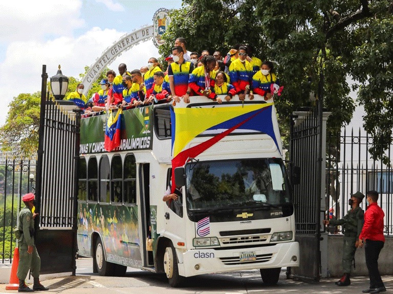 [:es]Maduro recibío Atletas Paralimpicos venezolanos en Miraflores[:]
