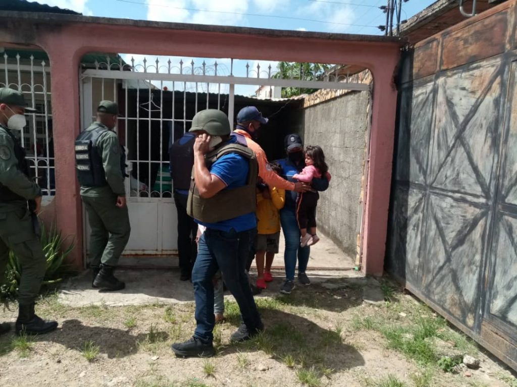 Momento que las víctimas son sacadas de la vivienda luego que el agresor se entregara