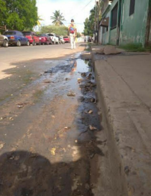 [:es]Aguas cloacales enferman a los niños frente a la Laguna del pueblo[:]