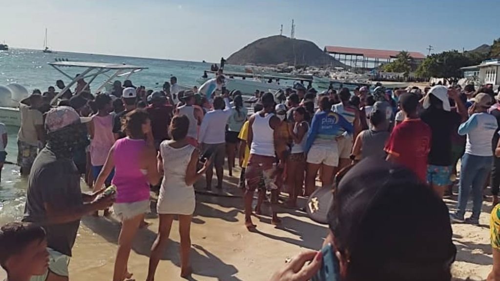 [:es]Don Rafa Junior naufragó y sus tripulantes fueron rescatados[:]