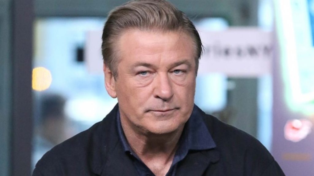 [:es]Hollywood: Actor Alec Baldwin disparó accidentalmente arma de utileria y asesinó una persona[:]