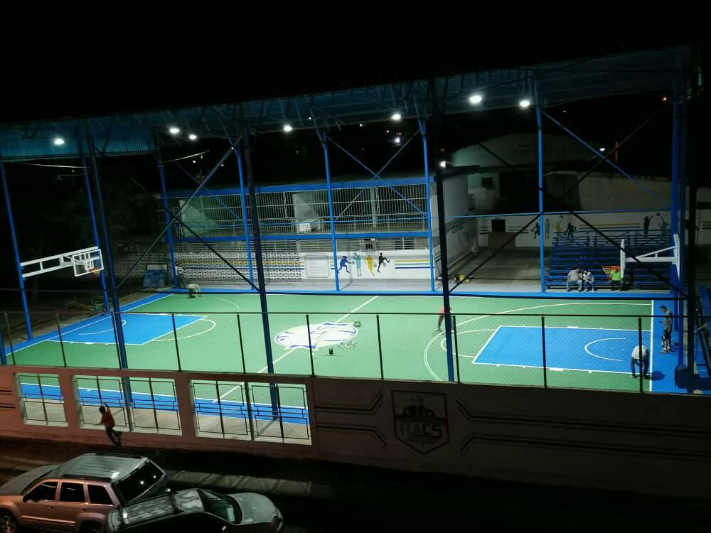 [:es]Remodelaron la cancha deportiva de la Carlos J Bello[:]