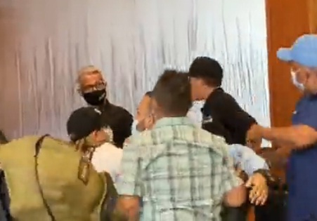 [:es]Candidato opositor del estado Bolivar abofeteó a su contrincante frente a la MOE[:]