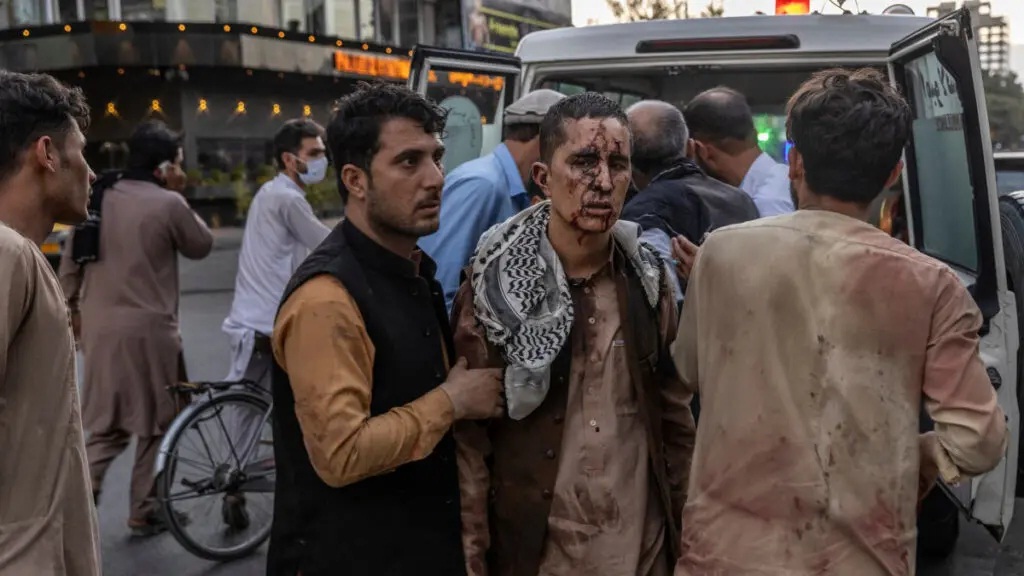 [:es]Ataque suicida en Kabul deja al menos 20 muertos[:]