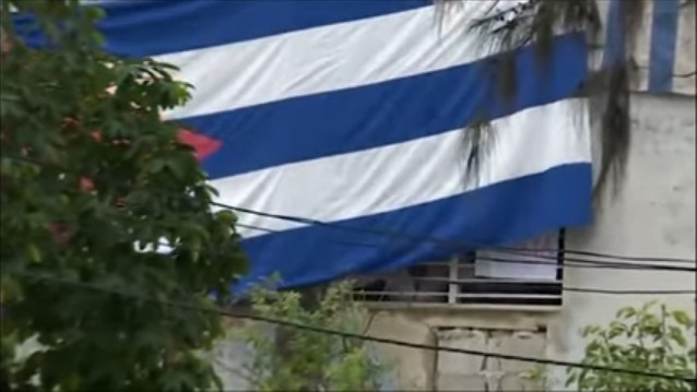 [:es]Cubanos protestaron este lunes pidiendo un cambio político en la isla[:]