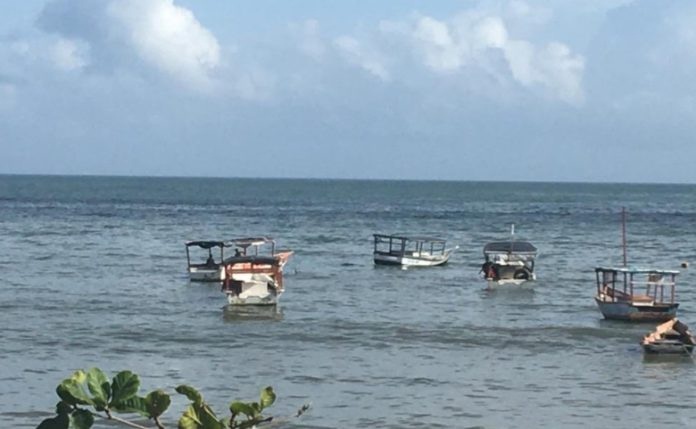 [:es]Reportan naufragio de peñero y la desaparición de dos tripulantes[:]