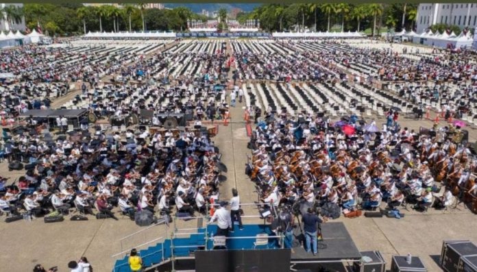 [:es]Padres denuncian que los niños y jóvenes comieron solo pan durante jornada del Sistema Nacional de Orquestas[:]