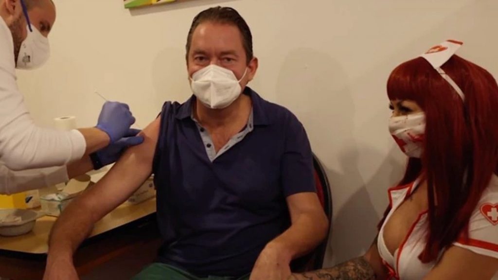 [:es]SERVICIO GRATIS: Burdel ofrece servicio gratuito a clientes que se vacunen en el lugar[:]