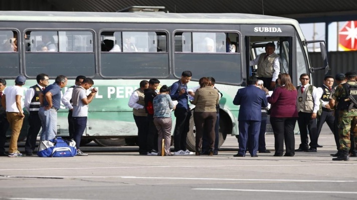 [:es]Perú canceló expulsión de 41 venezolanos antecedentes de presunta violencia en el país[:]