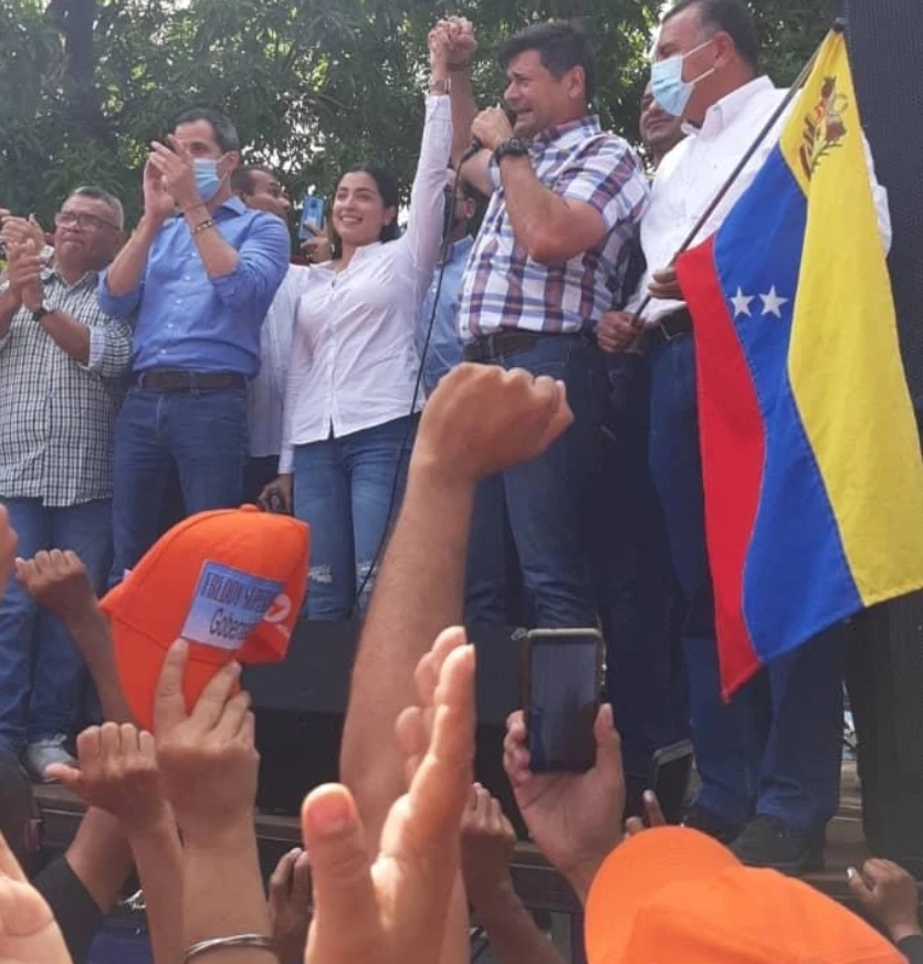 [:es]Esposa de Freddy Superlano fue inhabilitada políticamente[:]