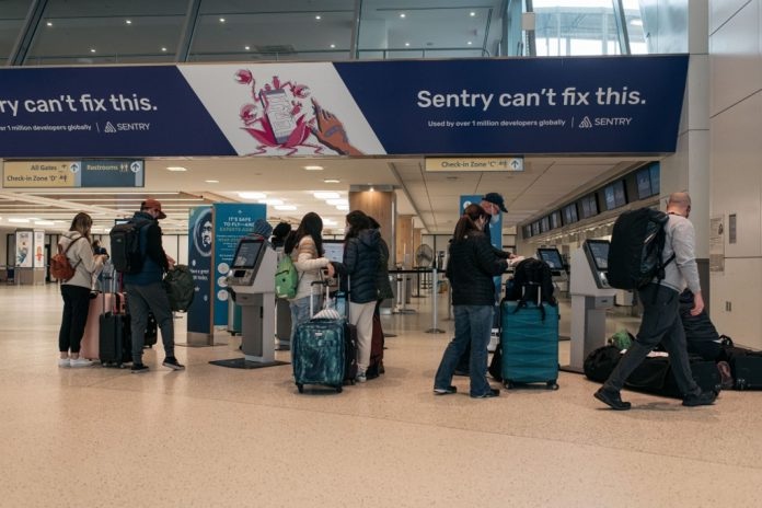 [:es]Omicrón causa caos en el transporte aéreo a nivel mundial[:]