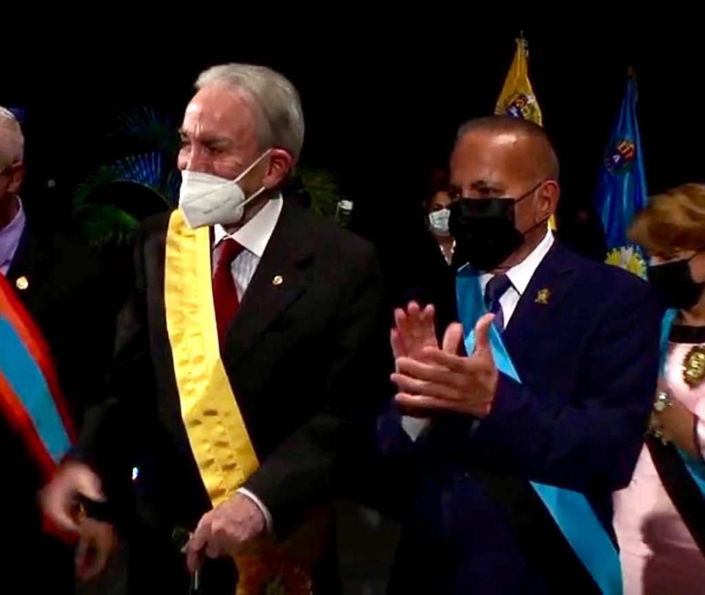 Animador y locutor Gilberto Correa junto al gobernador del estado Zulia Manuel Rosales