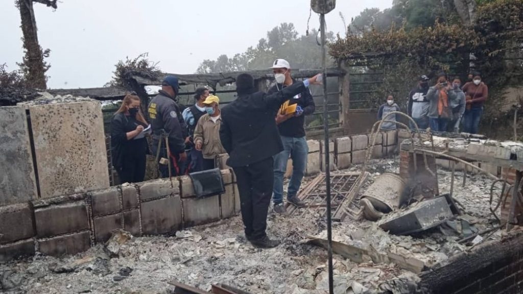 [:es]Abuela murió calcinada al incendiarse su vivienda[:]