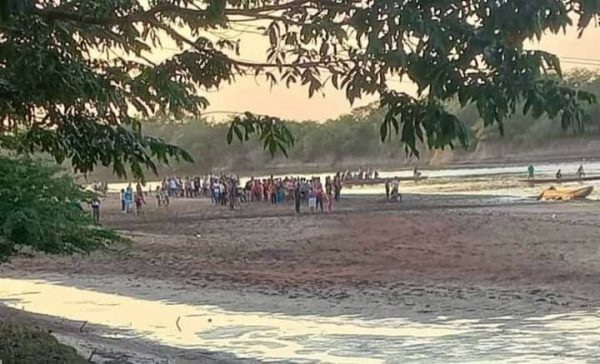 Familares, Cuerpos de rescate y canoeros realizan la busqueda de los cuerpos