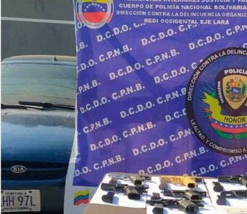 [:es]Capturado sujeto con armas dentro de un vehículo[:]