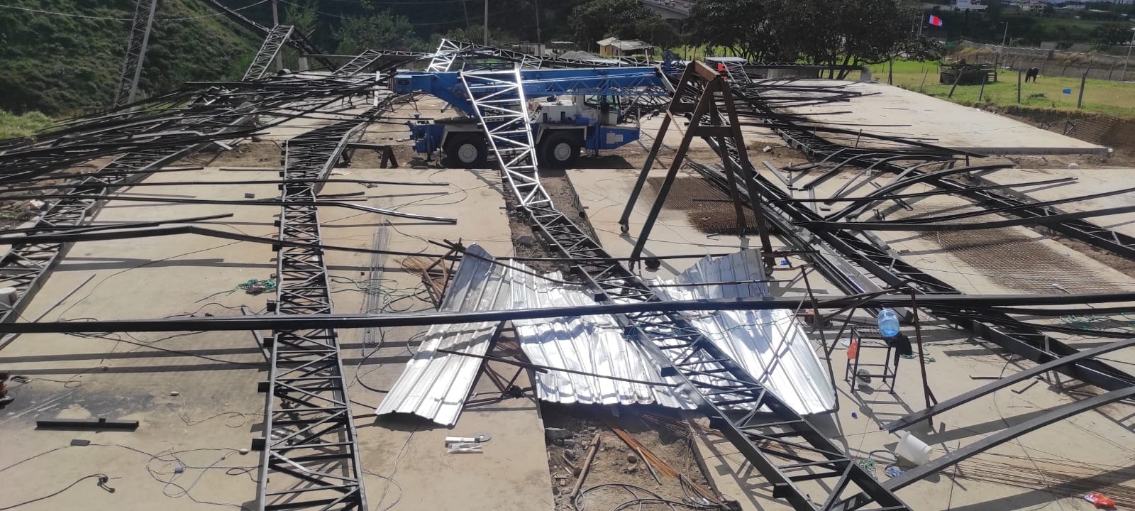 [:es]Fallecieron dos venezolanos tras colapso de estructura en Ecuador[:]