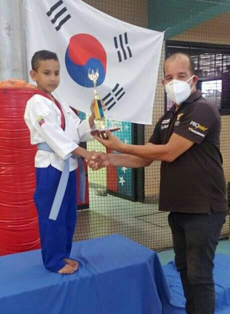 [:es]El taekwondista Hiram Savir Hernández sobresalió en el 2021[:]