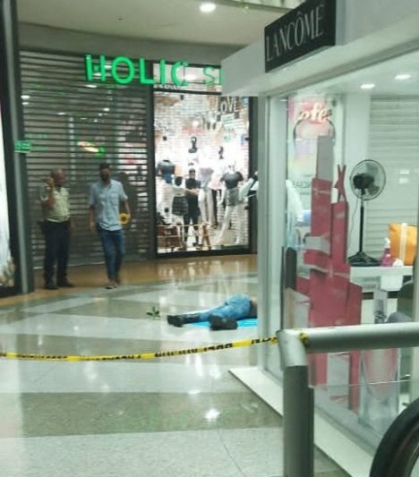 [:es]Joven perdió la vida al caer al vacio en el C.C. Sambil Caracas[:]