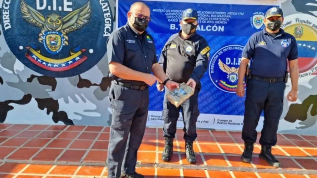 [:es]Decomisan 20 panelas de cocaína en playa de Falcón[:]