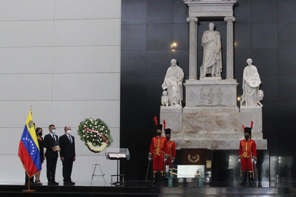 [:es]Texto original del Discurso de Angostura fue trasladado al Mausoleo del Libertador[:]