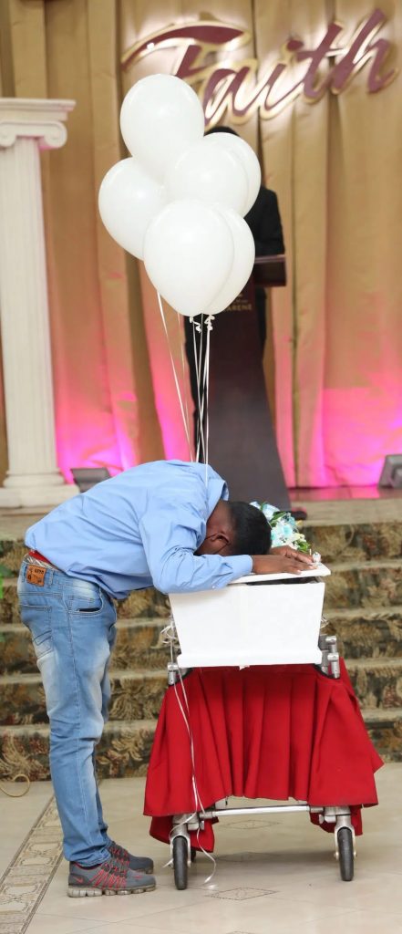 El padre de pequeño lloró desconsolado sobre el ataúd