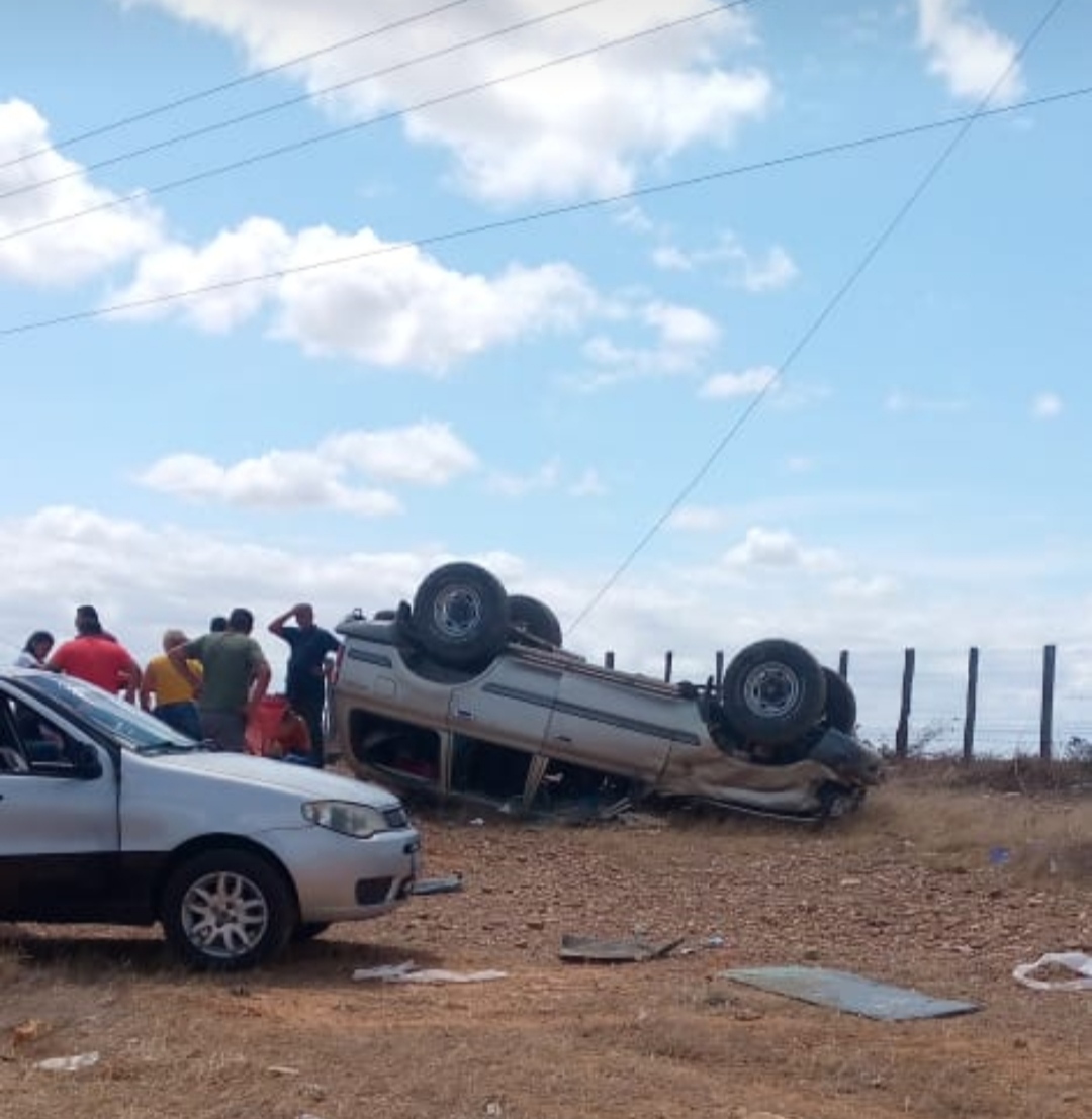 [:es]Vuelco de camioneta dejó una mujer herida [:]