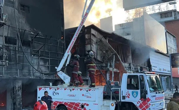 [:es]La acumulación de hidrocarburos pudo ser la causa de incendio en bodegón caraqueño[:]