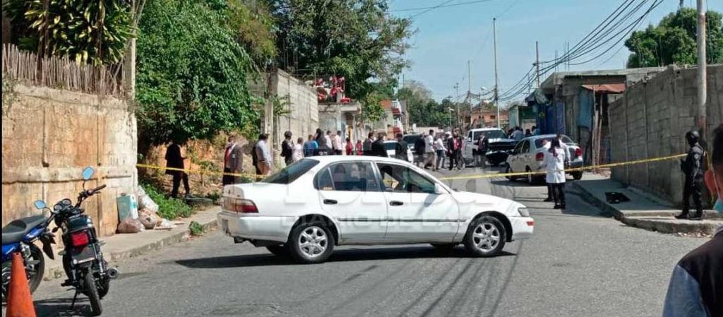 Una de las víctimas se logró soltar y desarmó a los antisociales