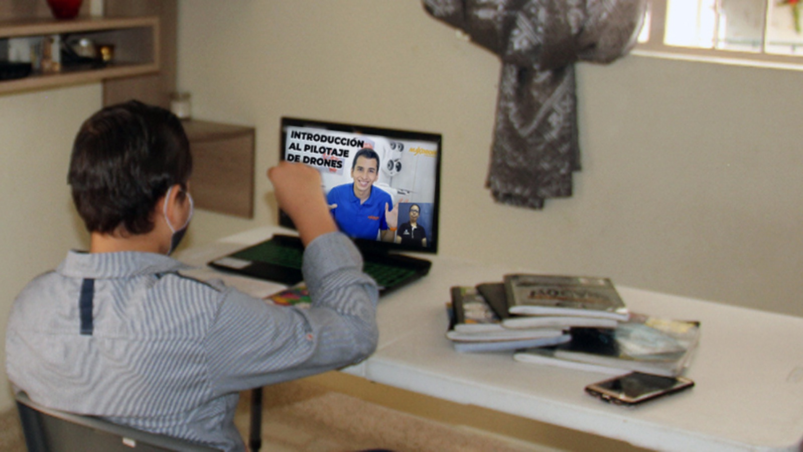 [:es]Emprendedor Venezolano en Colombia enseñará a volar drones a personas sordas[:]