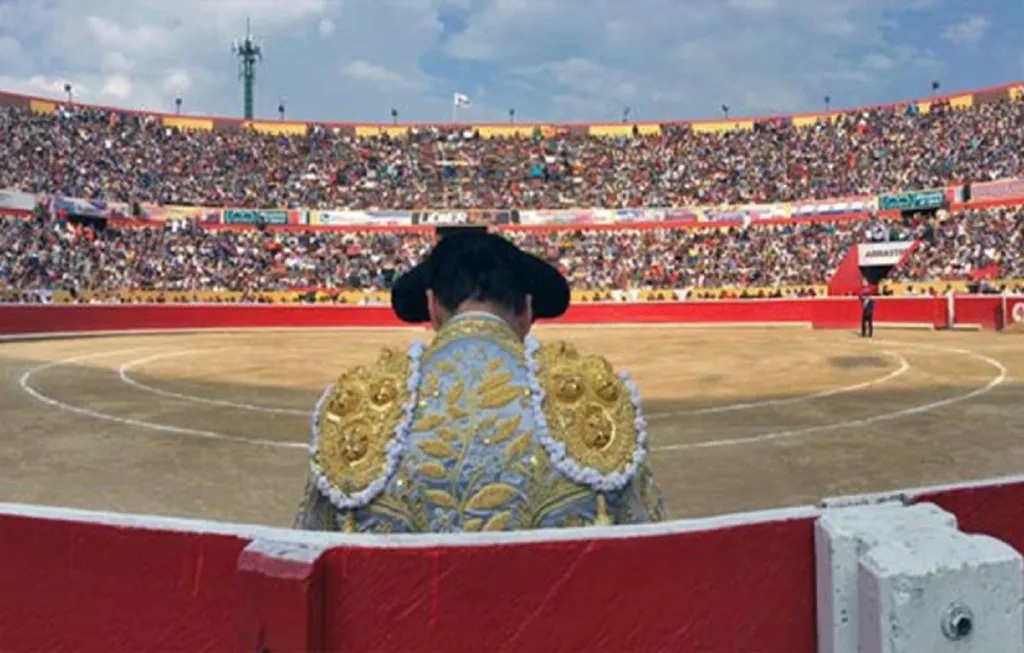 [:es]TREMENDO SUSTO!! Toro saltó de la arena al callejón en corrida de toros merideña[:]