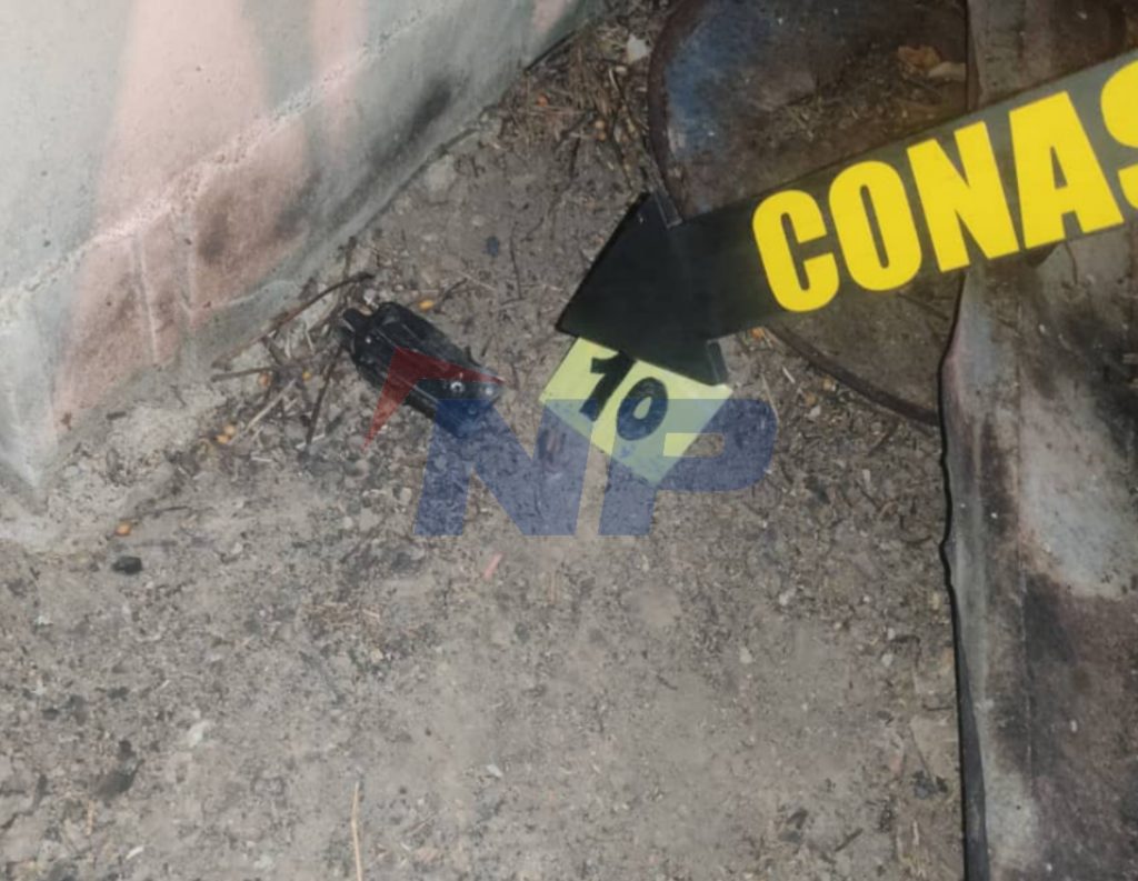 Radio transmisor colectado en el sitio del suceso. 