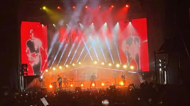 [:es]Mujer sacó un arma de fuego en pleno concierto de Morat en Caracas[:]