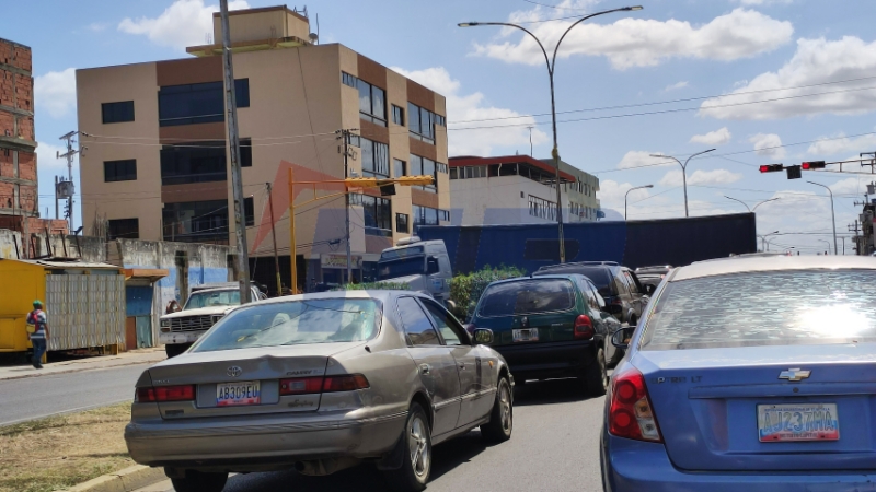 [:es]Desfile de gandolas congestionan el tráfico en la Av. Rómulo Gallegos de Valle de la Pascua[:]