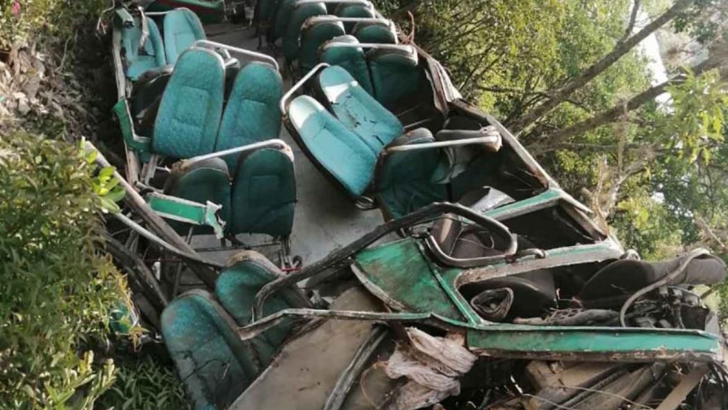 [:es]Bus escolar cayó por un abismo dejando seis niños muertos[:]