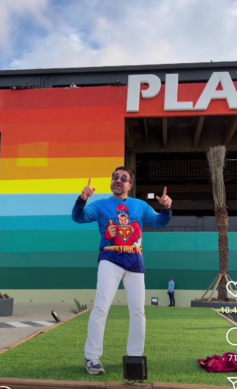 [:es]Gobernador de Carabobo renombra plaza de playa Waikiki como «Superbigote»[:]