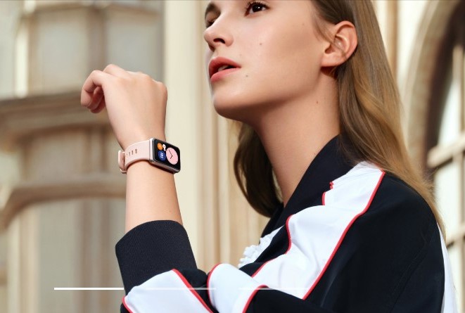 [:es]El reloj se viste de tecnología y sigue presente en la vida social[:]