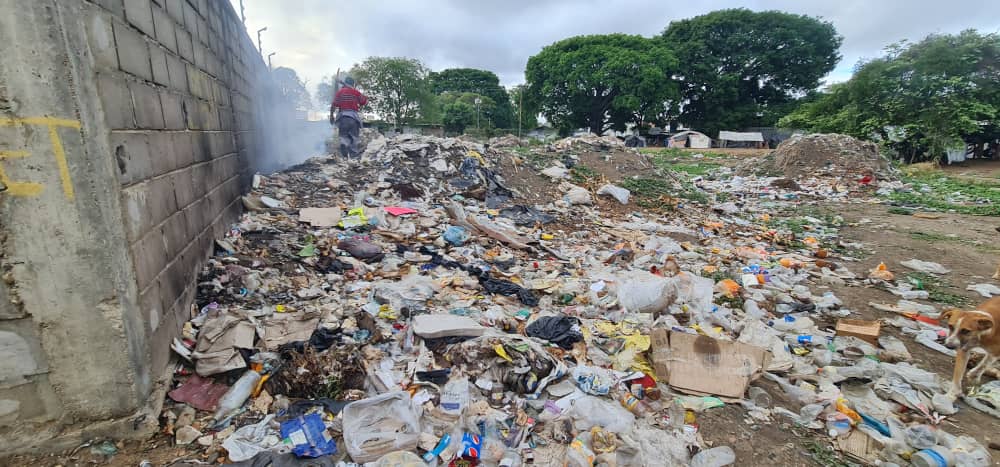 [:es]Denuncian «relleno sanitario» muy cerca del Terminal de La Pascua[:]