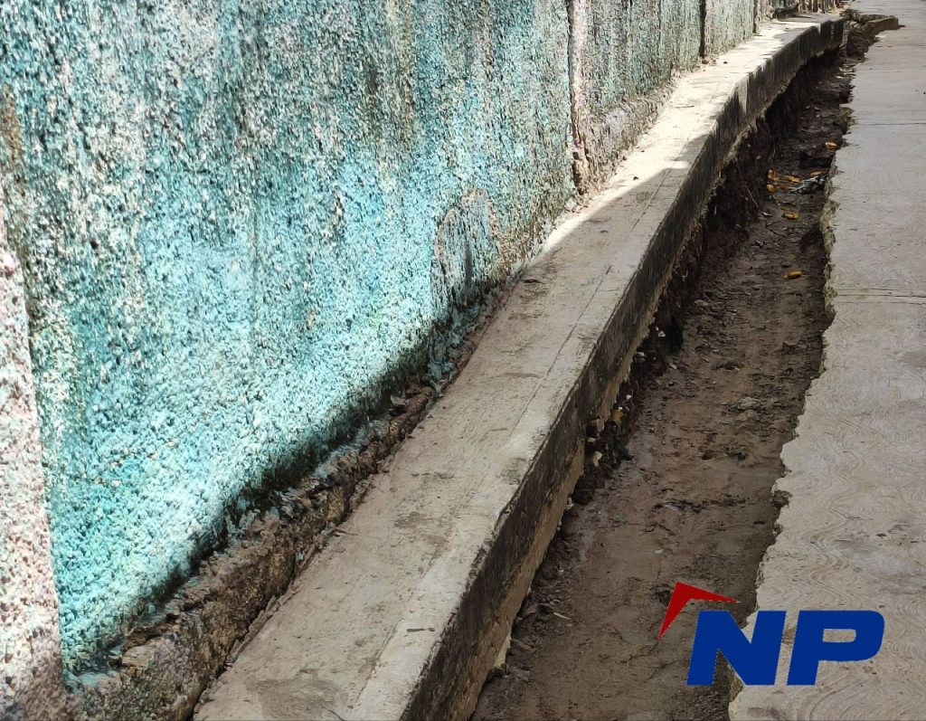 Vecinos temen que los paredones se caigan ante el deslizamiento de tierras.