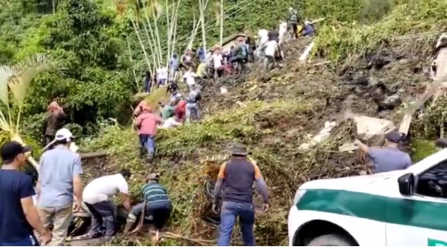 [:es]Derrumbe de una montaña sepultó colegio con niños en su interior[:]