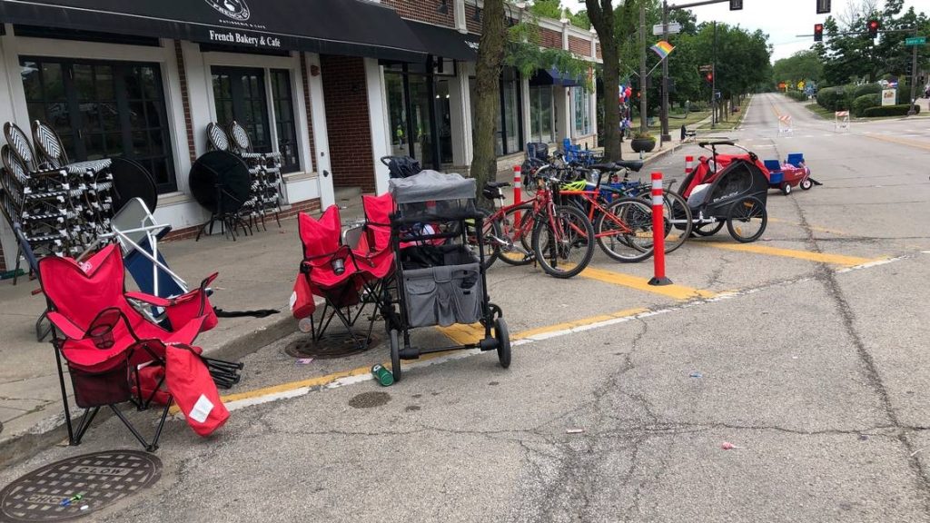 En el lugar se aprecian sillas y coches de bebé abandonados