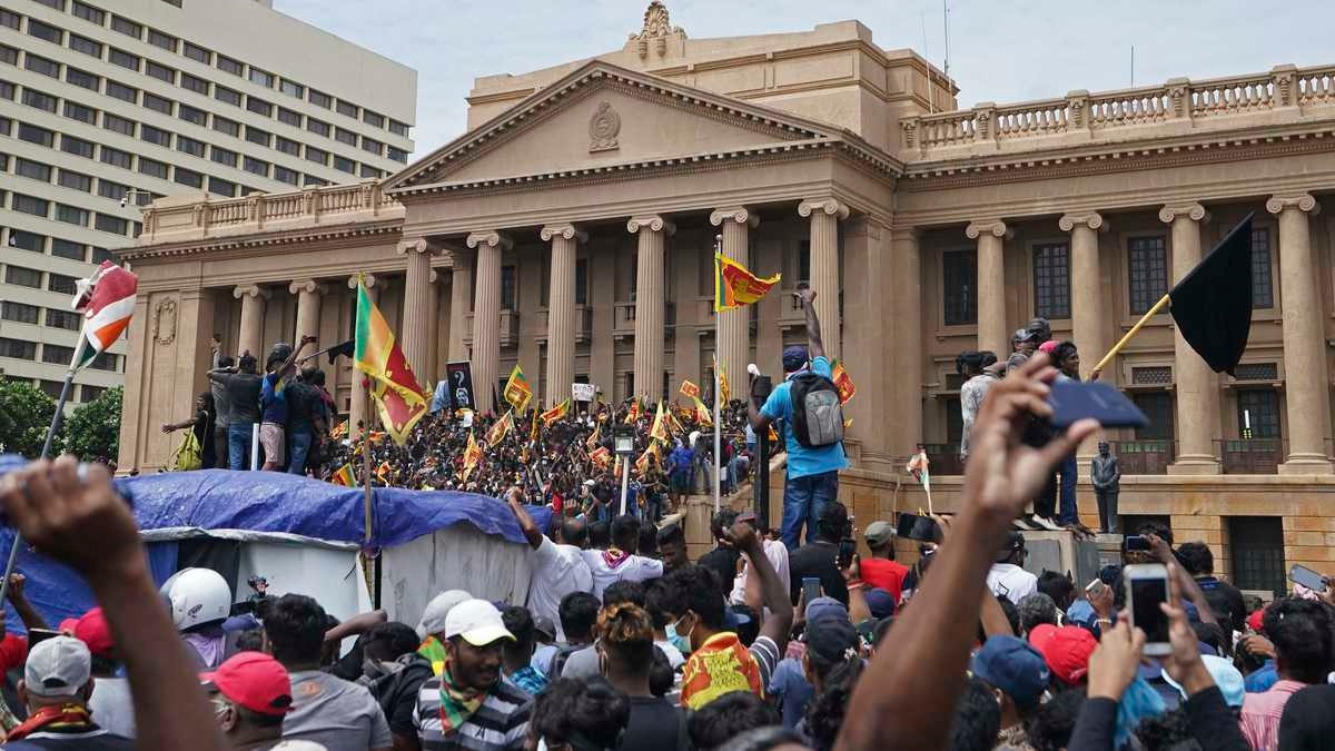 [:es]Presidente de Sri Lanka acepta renunciar tras ola de protestas[:]