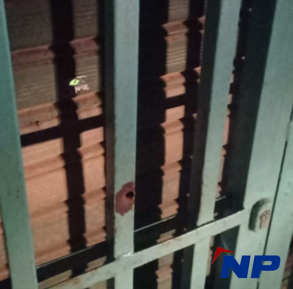 Impactaron la fachada del negocio.