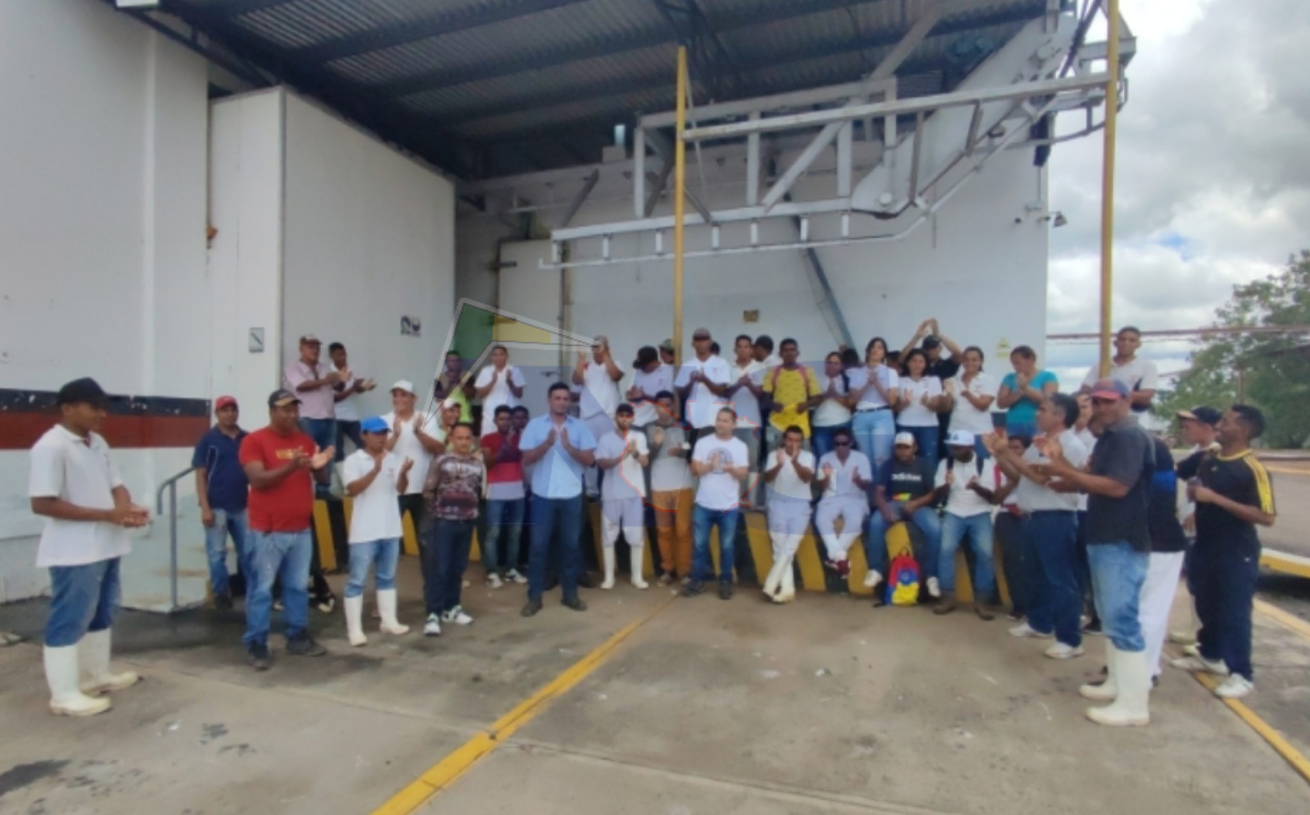 [:es]INFANTE. Protestan trabajadores del Matadero Industrial por malas condiciones laborales[:]