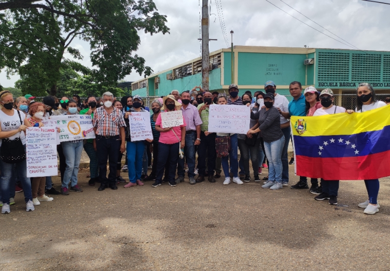 [:es]»Si no pagan, no hay clases en Septiembre». Educadores siguen protestando en Infante[:]