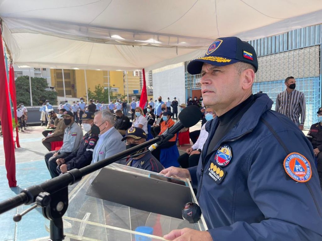 [:es]Grupo de personas invadió la Torre Confinanzas y fueron desalojados[:]