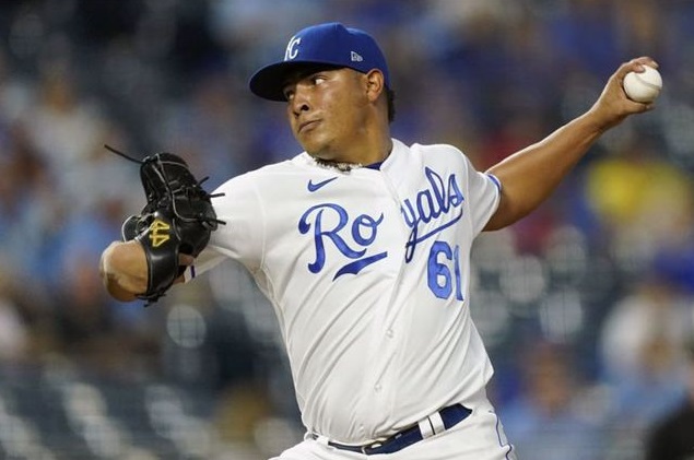 [:es]El vallepascuense Angel Zerpa pasara 15 días sin los Reales de Kanzas por lesión[:]