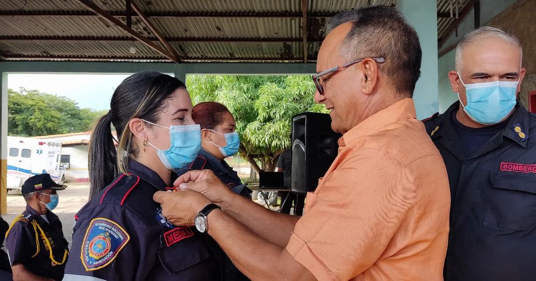 [:es]Ascienden de rango a varios funcionarios del Cuerpo de Bomberos de Infante[:]